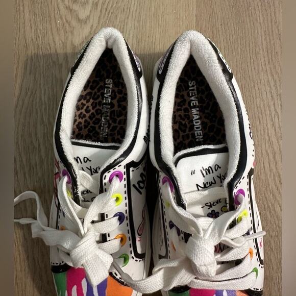 Kids Steve Madden Size 3 Graphic Sneakers - Picture 7 of 9